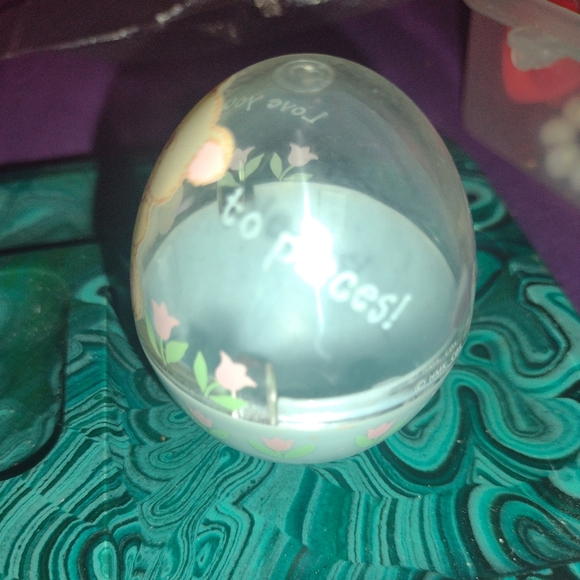 2 Vintage Hallmark Plastic Easter Eggs - Picture 3 of 9